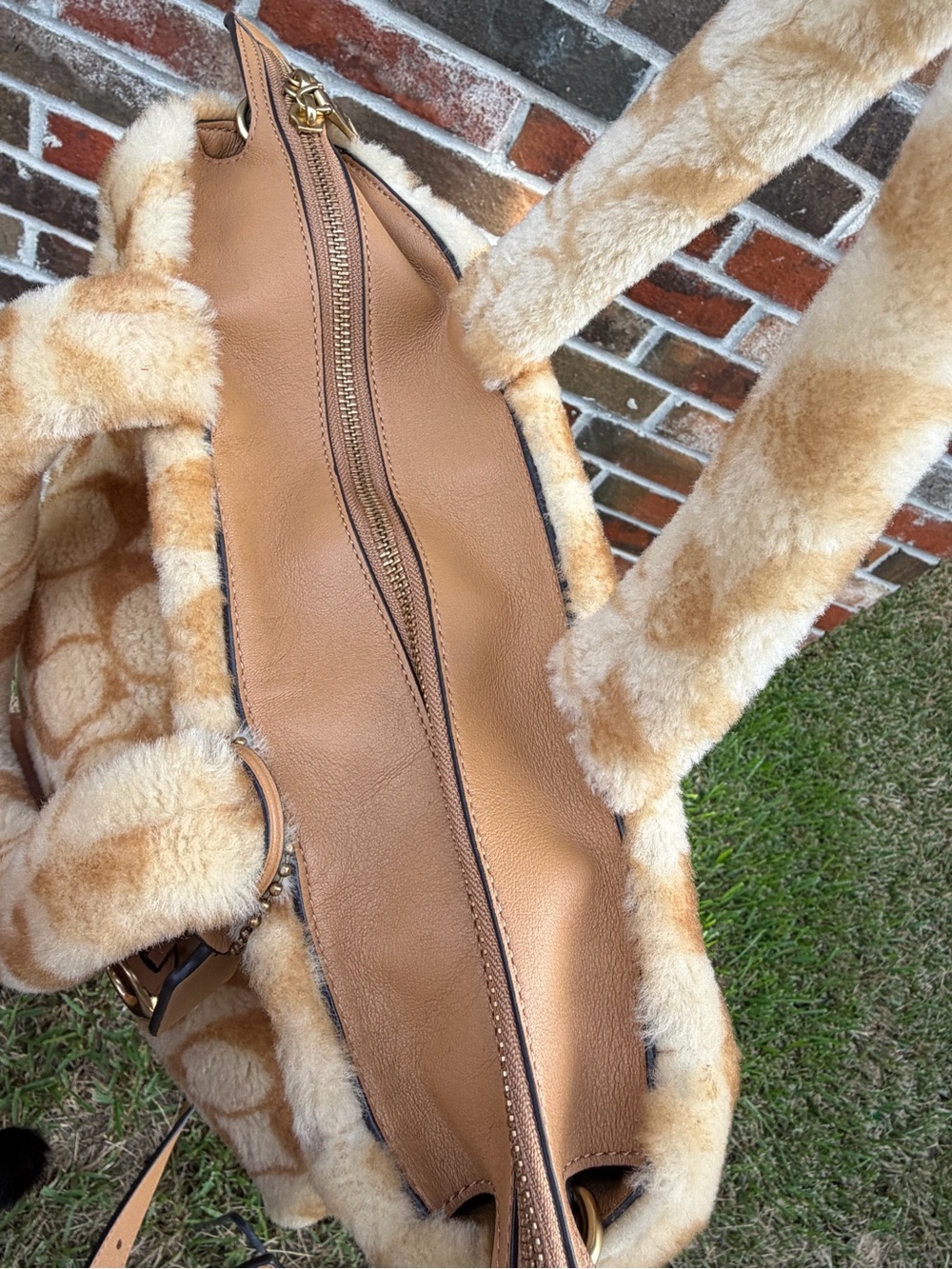Coach Tote 28 Signature Shearling CC442 Tan Cream Faux Fur Bag Pristine Unused - Picture 4 of 16
